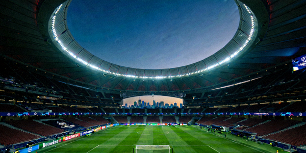 欧冠足球比赛赛场全景 - 宏伟的足球 stadium 与灯光效果